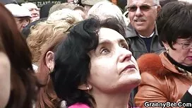 Blonde mature joue a ...