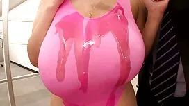 Kylie monte sur la m ...