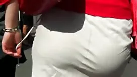 Le garçon baise le b ...