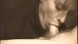 Le mec lèche ses doi ...