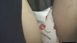 La chienne couvre sa ...