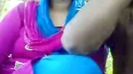 Fille Blonde met une ...