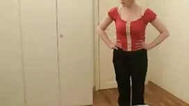 La brune sexy enlève ...