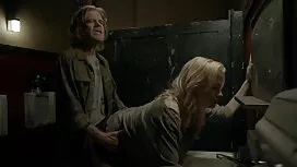 Elle suce la bite de ...
