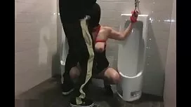 Le gars a soulevé sa ...