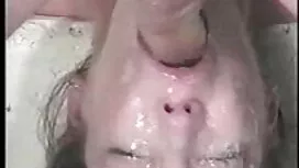 La jeune fille est v ...