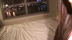 Dans la discothèque, ...